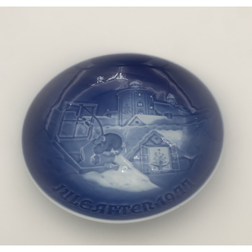 Royal Copenhagen "Copenhagen Christmas" 1977 Plate